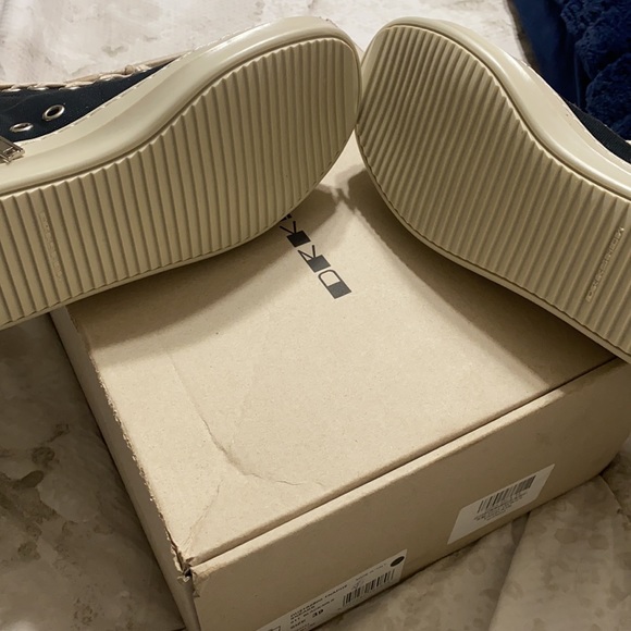 Shoes - Picture 5 of 7